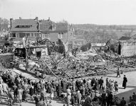 125261 Gezicht op het in de nacht van 12 op 13 april 1958 afgebrande hotel Poll aan de Dorpsstraat te De Bilt.
